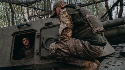 Des soldats ukrainiens dans la région de Kharkiv, en Ukraine, le 12 avril 2024. (WOJCIECH GRZEDZINSKI / ANADOLU / AFP)