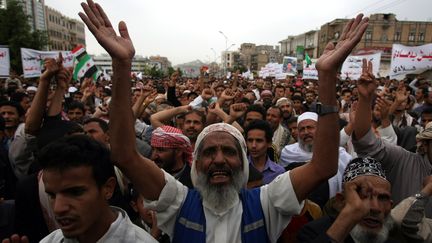 Une manifestation de soutien au pr&eacute;sident Abd Rabbo Mansour Hadi qui avait d&eacute;cid&eacute; d'&eacute;carter de l'arm&eacute;e le fils de l'ancien pr&eacute;sident Saleh,&nbsp;&agrave; Sanaa le 8 ao&ucirc;t 2012. (MOHAMMED HUWAIS / AFP)