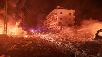 Un bâtiment en feu et détruit à la suite d'une frappe aérienne israélienne qui a ciblé la zone industrielle du village d'Abbasiyeh, au sud du Liban, près de Tyr, le 30 octobre 2024. (KAWNAT HAJU / AFP)