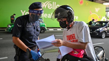 En Malaisie, retour du confinement et des autorisations de déplacement en raison d'une résurgence de Covid-19. Kuala Lumpur le 1er juin 2021 (MOHD RASFAN / AFP)