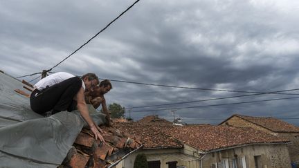 Des tuiles se sont envolées après le passage d'un orage à Saint-Sornin (Charente), le 4 juillet 2018. (MAXPPP)