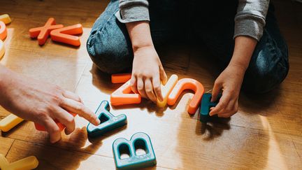 Les enfants "dys" se distinguent souvent par leur créativité, leur pensée non linéaire et leur aptitude à trouver des solutions innovantes. (CATHERINE FALLS COMMERCIAL / MOMENT RF / GETTY IMAGES)