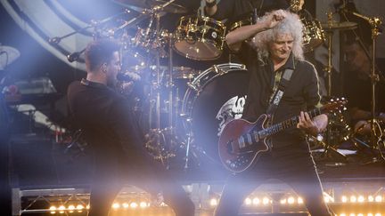 Brian May&nbsp;(&agrave; droite) et sa guitare, le 17 juin 2014 &agrave; Burbank (Californie). (MARIO ANZUONI / REUTERS)