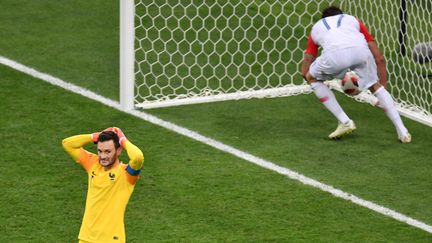 Hugo Lloris a commis une erreur de relance qui a donné un but à la Croatie, dimanche 15 juillet à Moscou (Russie). (VLADIMIR PESNYA / SPUTNIK / AFP)