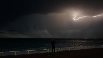Ciel d'orage à Nice, en octobre 2019. (VALERY HACHE / AFP)
