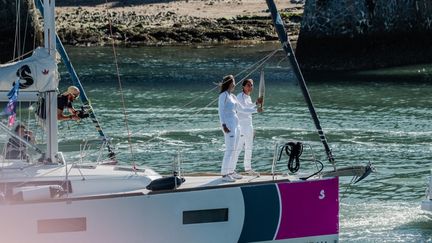 Aux Sables-d'Olonne, où le Vendée Globe démarre tous les quatre ans, le relais de la flamme a célébré la voile. La véliplanchiste Charline Picon, championne olympique à Rio en 2016, a porté la flamme, le 4 juin 2024. (MAYLIS ROLLAND / HANS LUCAS / AFP)