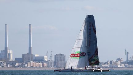 Le maxi-trimaran "Prince de Bretagne", le 25 octobre 2015, au d&eacute;part du Havre (Seine-Maritime). (CHARLY TRIBALLEAU / AFP)