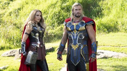 Jane Foster (Natalie Portman) est de retour dans le costume de Mighty Thor, au côté de son ex-petit ami le dieu du tonnerre (Chris Hemsworth). (MARVEL STUDIOS)