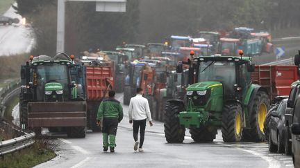 Des agriculteurs bloquent un rond-point à Guingamp, dans le cadre d'un mouvement de protestation national, le 24 janvier 2024. (LIONEL LE SAUX / MAXPPP)