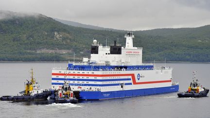 La centrale nucléaire russe flottante&nbsp;Akademik Lomonossov le 23 août 2019, lors de son départ de Mourmansk. (HANDOUT / ROSATOM)