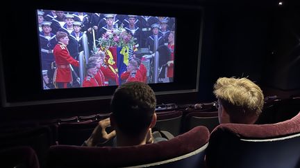 La retransmission en direct des funérailles de la reine Elizabeth II dans un cinéma de Londres (Royaume-Uni), le 19 septembre 2022. (PIERRE-LOUIS CARON / FRANCEINFO)