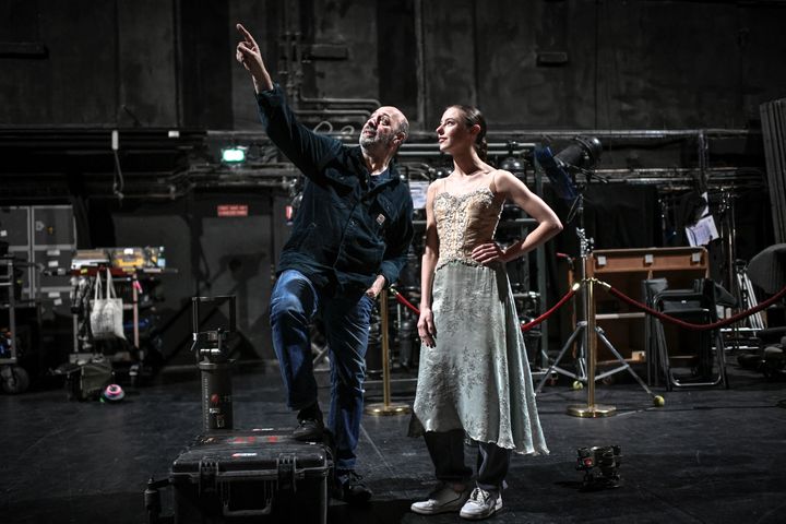 Cédric Klapisch et la danseuse Marion Barbeau (STEPHANE DE SAKUTIN / AFP)