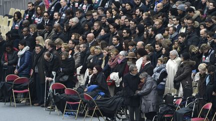 Les familles des victimes et des rescapés des attaques du 13 novembre, lors de la cérémonie d'hommage aux victimes le 27 novembre 2015 à Paris. (MIGUEL MEDINA / AFP)