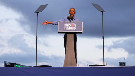 L'ancien président américain, Barack Obama, a fait campagne pour Joe Biden et Kamala Harris, le 21 octobre 2020 à Philadelphie, en Pennsylvanie (Etats-Unis).&nbsp; (MICHAEL M. SANTIAGO / GETTY IMAGES NORTH AMERICA / AFP)