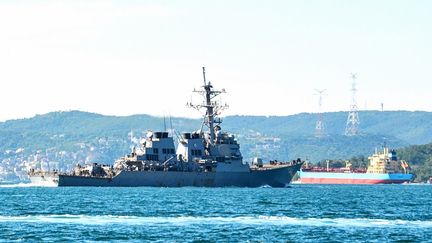 Le navire de guerre américain "USS Laboon", dans le détroit du Bosphore à Istanbul, le 11 juin 2021. (MUHAMMED GENCEBAY GUR / ANADOLU AGENCY / AFP)