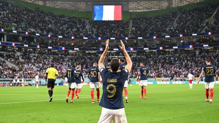 Olivier Giroud à genoux après son but, en 8es de finale de la Coupe du monde contre la Pologne, son 52e sous le maillot bleu, le 4 décembre 2022. (Kirill KUDRYAVTSEV / AFP)