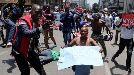 Les partisans de la coalition de l'opposition nationale de la Super Alliance (NASA) demandent le licenciement des représentants du conseil électoral kenyan. (REUTERS / Baz Ratner)