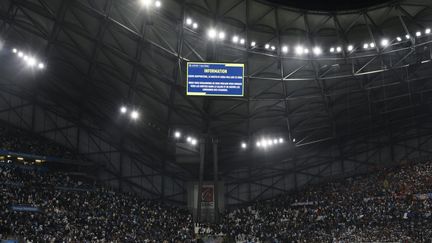 L'écran géant du stade Vélodrome annonce l'annulation du match entre l'OM et l'OL à la suite du caillassage du bus lyonnais, le 29 octobre 2023. (MAXPPP)