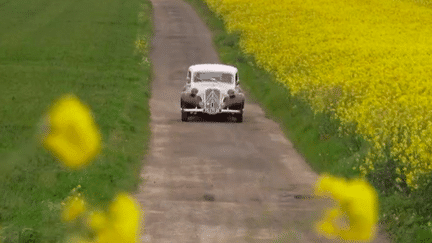 Il y a 90 ans presque jour pour jour, Citroën lançait sa première Traction Avant, une prouesse technique à l'époque.  Retiré du marché en 1957, le modèle fascine toujours, honoré cette année par une poignée de collectionneurs.