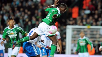 Max-Alain Gradel plus haut que les Lyonnais   (PHILIPPE MERLE / AFP)