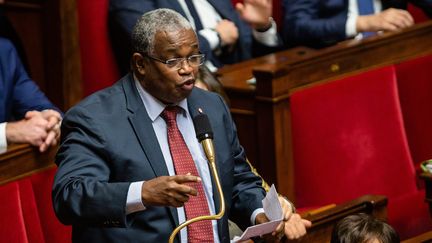 Mansour Kamardine, lors des questions au gouvernement à l'Assemblée nationale, le 26 novembre 2019. (AURELIEN MORISSARD / MAXPPP)