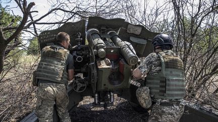 Des artilleurs ukrainiens dans un centre d'assemblage militaire vérifient les armes et les équipements avant de se rendre sur la ligne de front à Kherson, en Ukraine, le 15 juillet 2022. (METIN AKTAS / ANADOLU AGENCY / AFP)