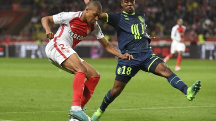 Kylian Mbappé qui se joue du défenseur lillois sur le 2e but monégasque. (YANN COATSALIOU / AFP)