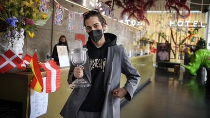 Damiano David, chanteur du groupe Maneskin, dimanche 23 mai lors de son départ de l'hôtel de Rotterdam (Pays-Bas) où il logeait durant le concours Eurovision. (JESSICA GOW / TT NEWS AGENCY / AFP)