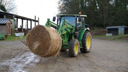 Un agriculteur transporte un rouleau de foin avec son tracteur (illustration). (NATHANAEL CHARBONNIER / RADIO FRANCE)