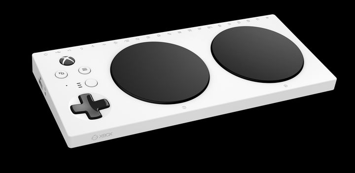 La Xbox Adaptive Controller sert de support au branchement de plusieurs accessoires adaptés à chaque cas. (XBOX)