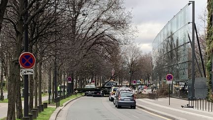 Un arbre s'est écrasé sur une voiture quai Branly à Paris.&nbsp; (BRADLEY DE SOUZA/RADIO FRANCE)