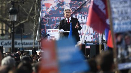 Jean-Luc Mélenchon s'exprime devant ses partisans réunis à Paris, dimanche 20 mars 2022. (CHRISTOPHE ARCHAMBAULT / AFP)