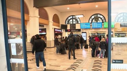 La grève des contrôleurs de la SNCF débute et plusieurs voyageurs ont vu leur train annulé, vendredi 16 février. Tous cherchent des solutions. (France 2)