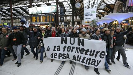 Des salari&eacute;s de l'usine PSA d'Aulnay-sous-Bois manifestent gare de Lyon, &agrave; Paris, le 19 mars 2013. (PIERRE VERDY / AFP)