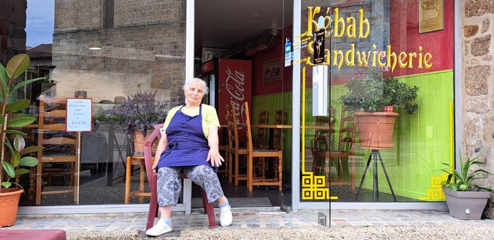 Zorha attend les clients devant son restaurant de Saint-Junien (Haute-Vienne), le 9 juillet 2024. (RAPHAEL GODET / FRANCEINFO)