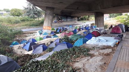 Le 18 août 2020, ils étaient environ 150 réfugiés à vivre dans ce camp de migrants, installé au pied du Stade de France en Seine-Saint-Denis et évacué depuis.&nbsp; (BENJAMIN MATHIEU / RADIO FRANCE)