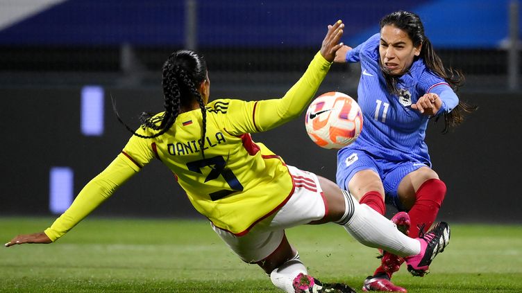 The French Amel Majri in the fight with the Colombian Daniela Arias, in a friendly match, on April 7, 2023 in Clermont-Ferrand.  (FRANCK FIFE / AFP)