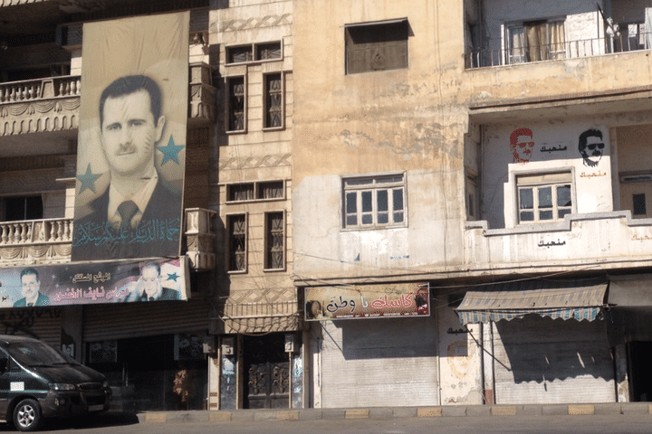 Un quartier alaouite de Damas, en Syrie, o&ugrave; les commer&ccedil;ants affichent leur loyaut&eacute; au r&eacute;gime, en septembre 2013. (ALEX GOHARI / FRANCE 3)