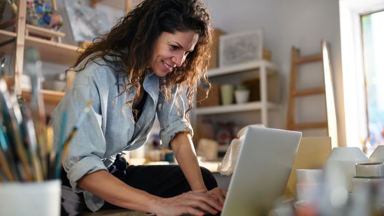 Among the French who plan to create their own business, women are overrepresented.  (HALFPOINT IMAGES / MOMENT RF)