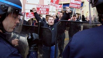 manif du groupe identitaire niçois "Nissa Rebella" contre des associations d'aide aux sans-papiers (8 avril 2009) (VALERY HACHE / AFP)