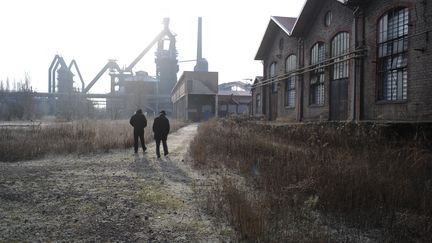 Roger Bague et Bernard Colnot, deux anciens salari&eacute;s de&nbsp;Lorfonte, sur le site de l'usine d'Uckange (Moselle). (HERVE POZZO / FRANCETV INFO)