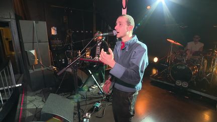 Le chanteur Fils Cara prépare son live dans la salle de concert du Fil à Saint-Étienne. (France 3 Rhône-Alpes : J. Massard / P. Thiry)