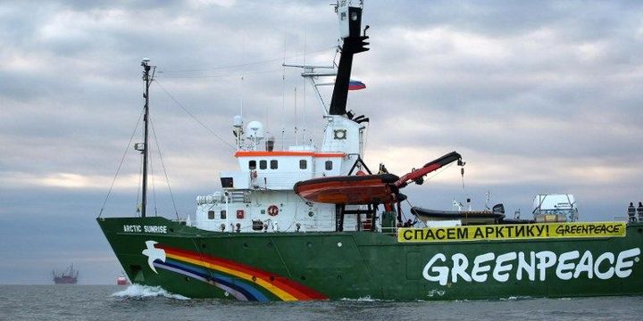 L'«Arctic Sunrise», le 17 Septembre 2013, en mer au large Russie. (DENIS SINYAKOV / GREENPEACE / AFP)