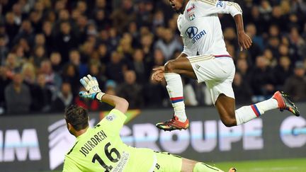 L'attaquant lyonnais Maxwell Cornet se joue du gardien de Montpellier (ANNE-CHRISTINE POUJOULAT / AFP)