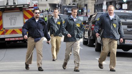 Des agents du FBI dans les rues de Boston (Etats-Unis), apr&egrave;s les attentats qui ont endeuill&eacute; le marathon annuel, le 15 avril 2013. (NEAL HAMBERG / REUTERS)