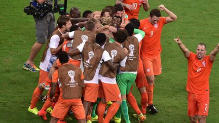 Tim Krul félicité par les Oranje après avoir été deux tirs au but du Costa Rica (GABRIEL BOUYS / AFP)