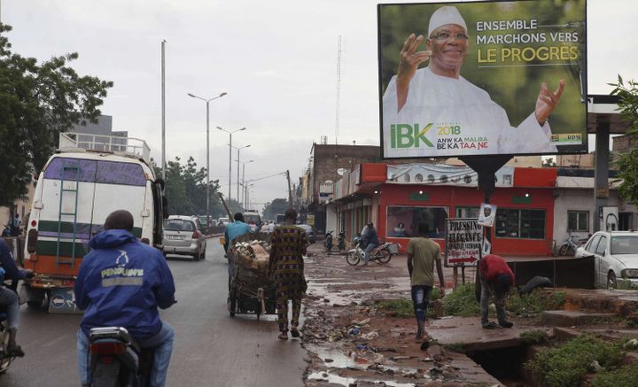 Une affiche du président malien Ibrahim Boubacar Keïta dans une rue de Bamako, la capitale malienne, le 18 juillet 2018. (Baba Ahmed/AP/SIPA)