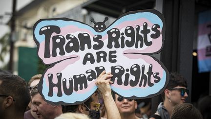 Une pancarte sur laquelle il est inscrit "Les droits des personnes trans sont des droits humains", le 18 juin 2023 lors d'une marche pour les droits trans à San Diego, en Californie (Etats-Unis). (DANIEL KNIGHTON / GETTY IMAGES)