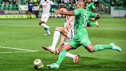 Wahbi Khazri à la lutte avec Sven Botman lors de la 3e journée de Ligue 1. (OLIVIER CHASSIGNOLE / AFP)