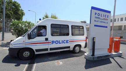 Un fourgon de police sort du commissariat d'Avignon, le 28 juin 2011.&nbsp; (GERARD JULIEN / AFP)